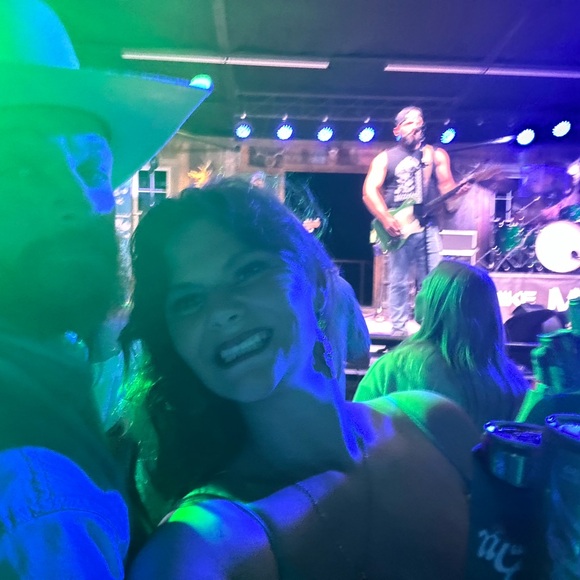 Meet your Posher, Ariel - Picture 1 of 4